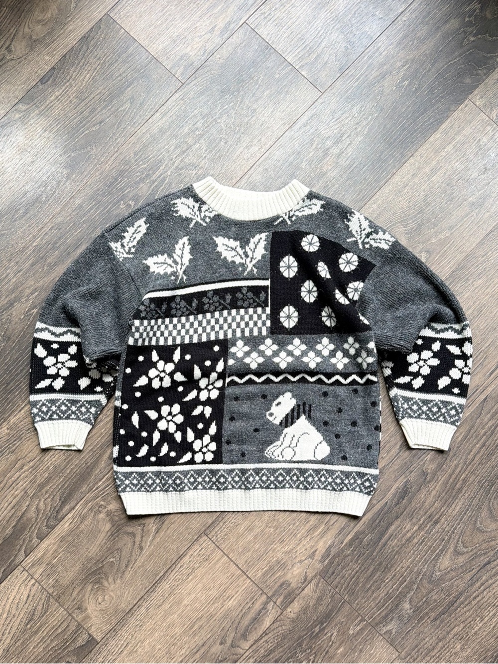Women’s Medium Patchwork Polar Bear Sweater Gray Floral Novelty Knit Vintage